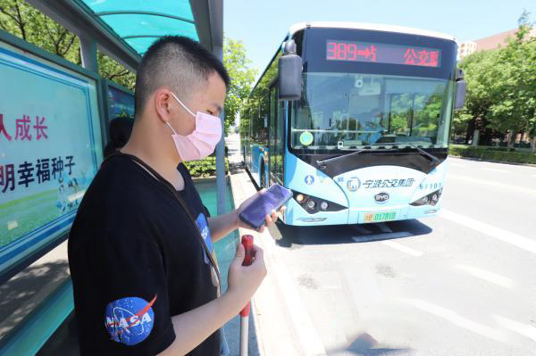 Der erste Reisebus in Ningbo steht für Sehbehinderte zur Verfügung