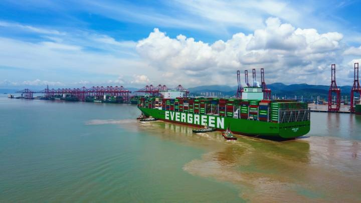 Der Hafen von Ningbo Zhoushan ist mit dem weltgrößten Containerschiff Changyi verbunden