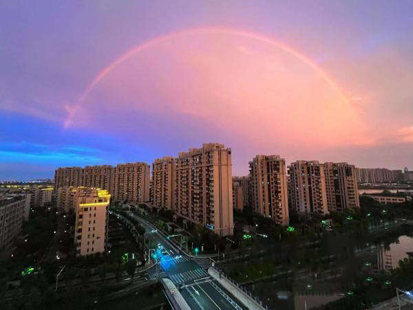 Romantisch! Regenbögen und flammende Wolken erscheinen gleichzeitig