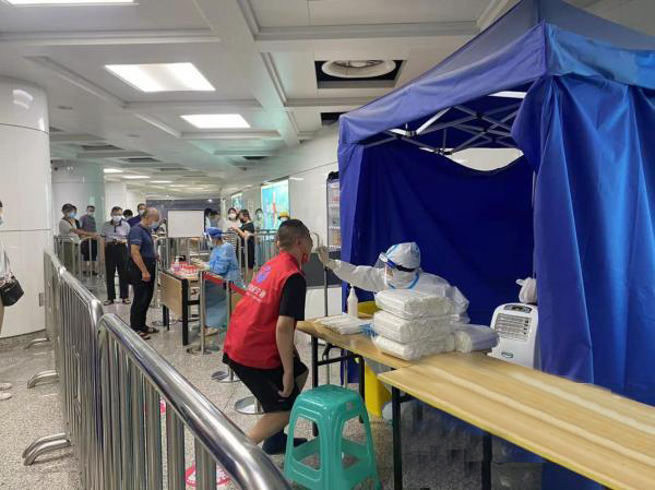 Auch die U-Bahn-Station in Ningbo kann auf Nukleinsäure getestet werden und ist zweimal täglich geöffnet