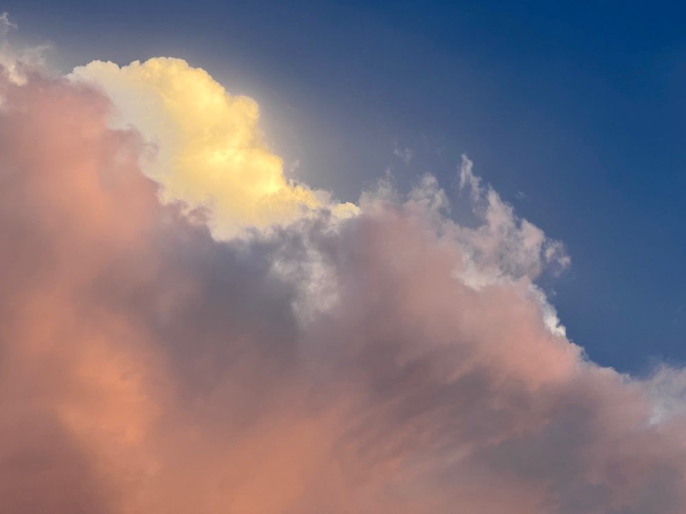Sehen! Bunte Wolken erscheinen am Himmel von Ningbo