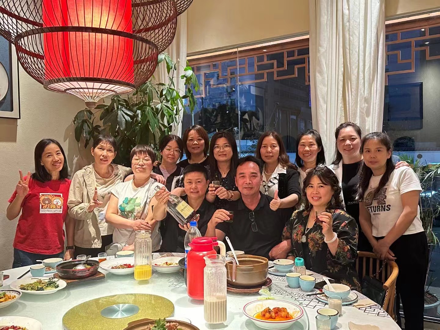 Li -Chef wiedervereinigt mit Freunden zu einer Dinnerparty