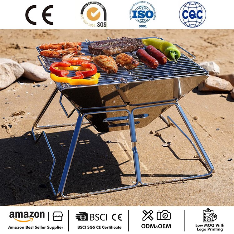 Tragbarer Campinggrill mit brennender Holzkohle