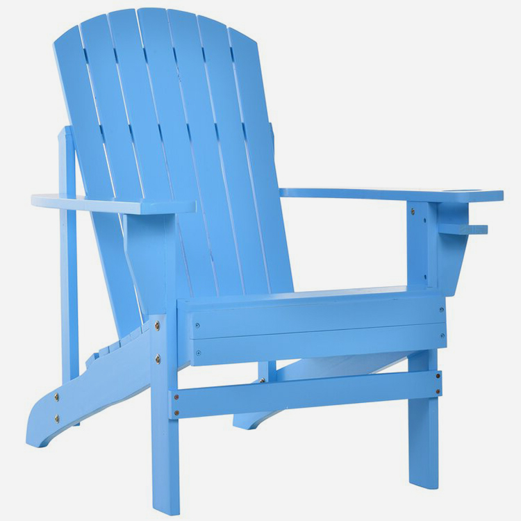 Adirondack-Stuhl aus Holz im Freien